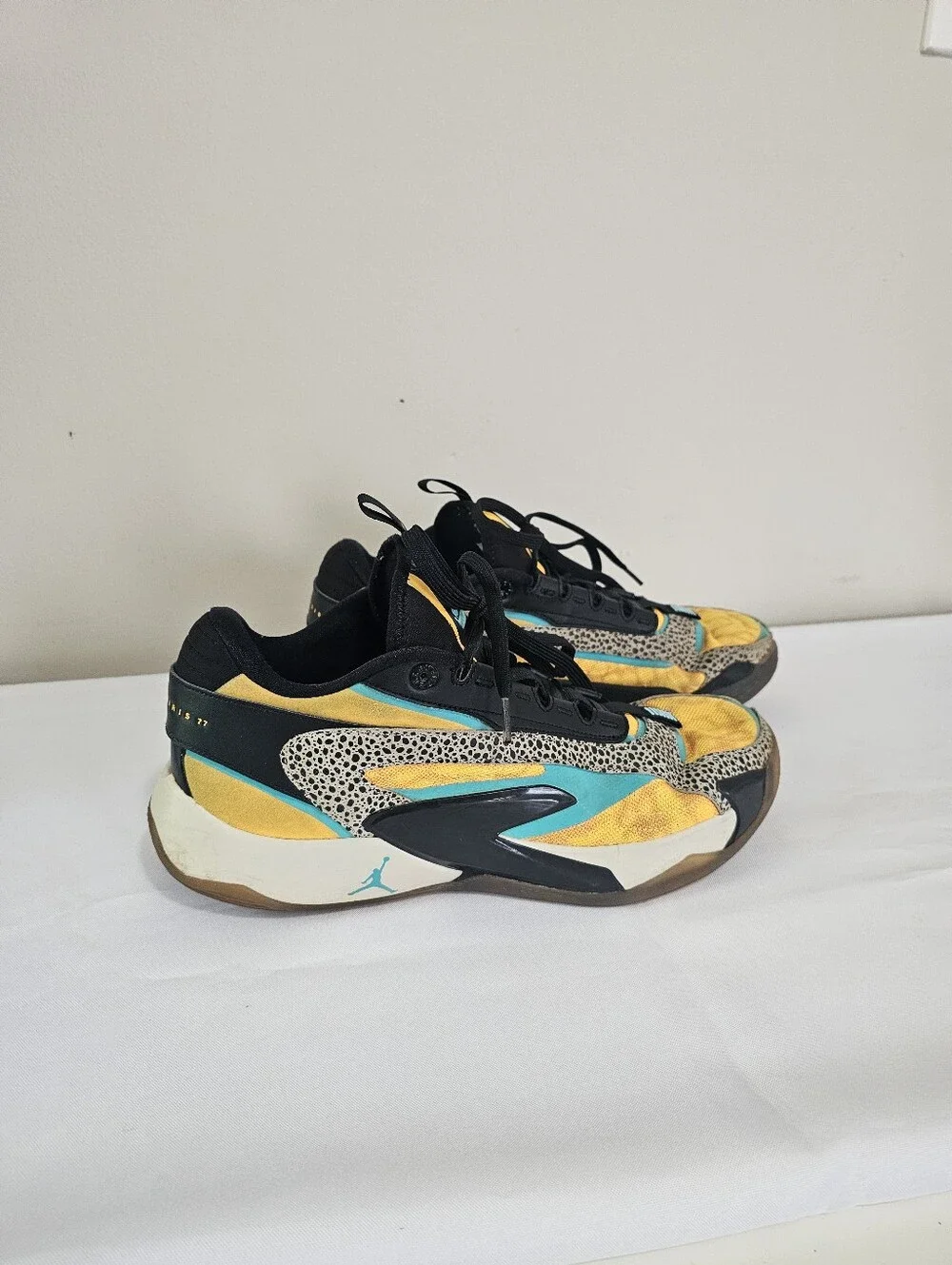 Air Jordan Low-Top Sneakers in Yellow/Black